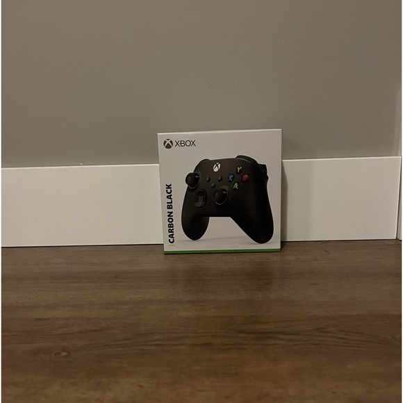 Xbox One S with 3 controllers - Picture 7 of 8